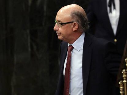 El ministro de Hacienda Crist&oacute;bal Montoro, tras su intervenci&oacute;n en el pleno del Congreso de los Diputados, que ha aprobado la reforma del Concierto Econ&oacute;mico con el Pa&iacute;s Vasco y el nuevo cupo.