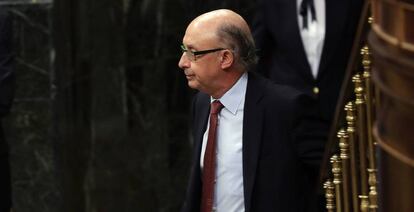 El ministro de Hacienda Crist&oacute;bal Montoro, tras su intervenci&oacute;n en el pleno del Congreso de los Diputados, que ha aprobado la reforma del Concierto Econ&oacute;mico con el Pa&iacute;s Vasco y el nuevo cupo.