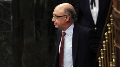 El ministro de Hacienda Crist&oacute;bal Montoro, tras su intervenci&oacute;n en el pleno del Congreso de los Diputados, que ha aprobado la reforma del Concierto Econ&oacute;mico con el Pa&iacute;s Vasco y el nuevo cupo.