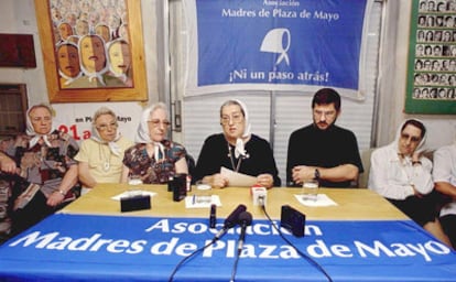 Hebe de Bonafini (center), with Hebe de Mascia (left), and Sergio Schoklender, in 1997.