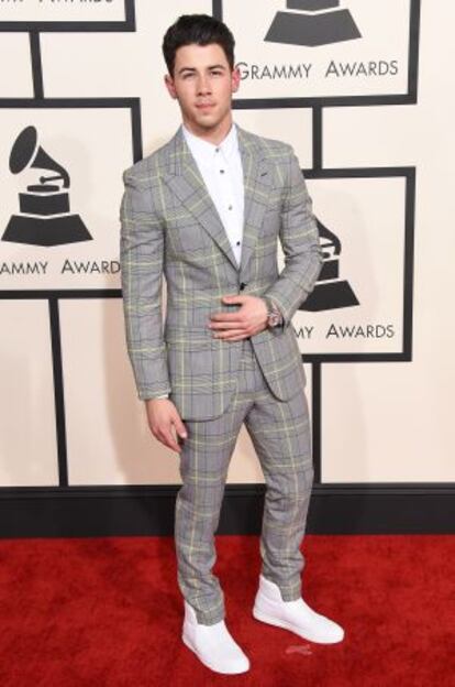 El cantante Nick Jonas, tan elegante con su traje y sus zapatillas blancas, en la gala de los Grammy, el pasado febrero en Los Ángeles.