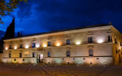 Promovido por Fernando Ortega, confesor de Francisco de los Cobos y de su esposa, este palacio, atribuido también a Vandelvira, y en el que destacan sus balcones, su patio interior y la escalera en piedra, se ha convertido actualmente en Parador de Turismo.