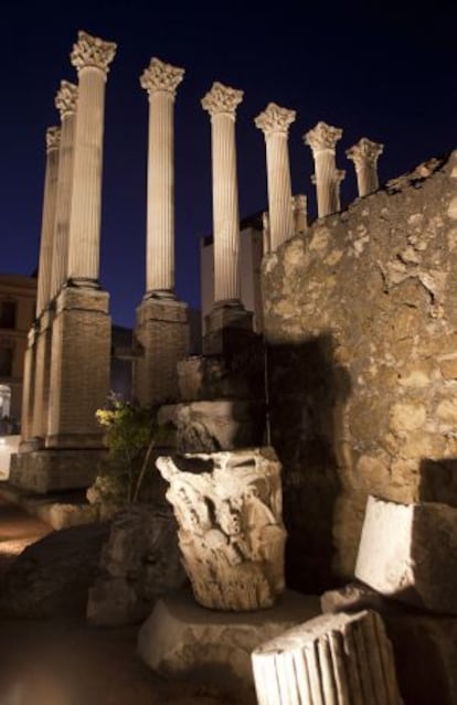 El templo romano de Córdoba iluminado.