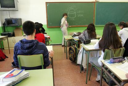 Una profesora imparte clase de arte en inglés en un aula del Instituto Botica Vieja de Bilbao.