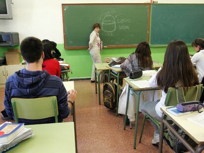 Una profesora imparte clase de arte en inglés en un aula del Instituto Botica Vieja de Bilbao.