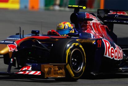 Alguersuari, a bordo de su Toro Rosso, en el circuito de Valencia.