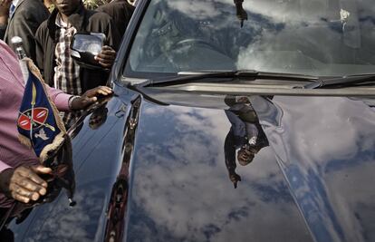 El presidente de Kenia, Uhuru Kenyatta, reflejado en ell coche presidencial desde donde saluda a sus seguidores en Nairobi (Kenia), el 5 de septiembre de 2017.