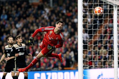 El portero del Real Madrid Thibaut Courtois recibe el cuarto gol del Ajax, en una falta directa de Schone.