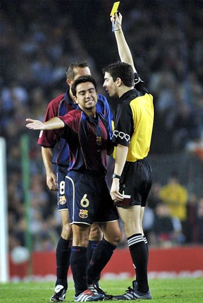 Undiano amonesta a Xavi en un partido de 2001.