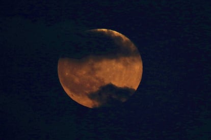 Una luna de sangre se eleva sobre Tel Aviv, Israel, el viernes 27 de julio de 2018.