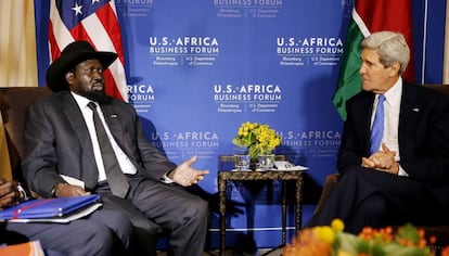 El presidente de Sudán del Sur, Salva Kiir, habla con el Secretario de Estado, John Kerry, en la reunión U.S.-Africa Business Forum en Washington, el 5 de agosto. REUTERS/Jim Bourg