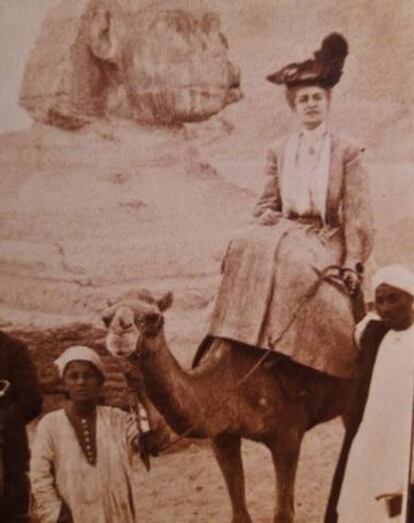 Florence Scott Libbey, fundadora del Toledo Museum de Ohio y coleccionista, en Giza.