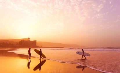 Surfistas en la playa de Las Canteras, en Las Palmas de Gran Canaria.