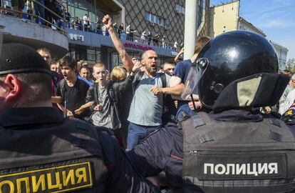 Manifestantes durante la protesta contra Vladimir Putin en el centro de Moscú (Rusia).