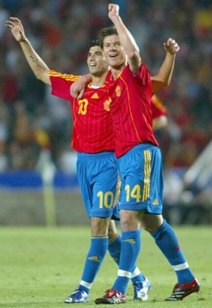 Reyes y Xabi Alonso celebran el gol del primero, que supuso el 2-0.