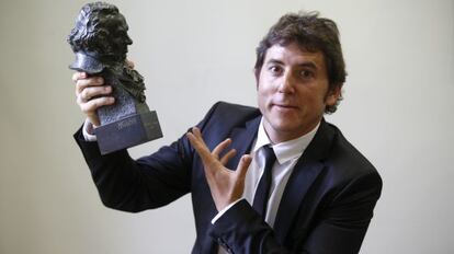 El presentador de la última gala de los Goya, Manel Fuentes, con la estatuilla en la mano.
