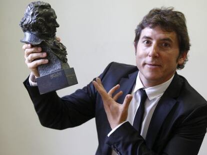 El presentador de la &uacute;ltima gala de los Goya, Manel Fuentes, con la estatuilla en la mano. 