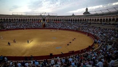 El bailaor y coreógrafo Israel Galván durante una representación de su espectáculo 'Arena' en la Real Maestranza de Sevilla.