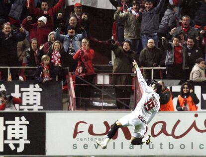 Athletic de Bilbao - Sevilla. 5ª jornada de liga. En la imagen Negredo dispara a puerta ante la oposición de Gurpegu. 26.9.2009