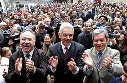 De izquierda a derecha, Josep Lluís Carod, Pasqual Maragall y Joan Saura, tras la firma, ayer en Barcelona, del acuerdo de gobierno para Cataluña.