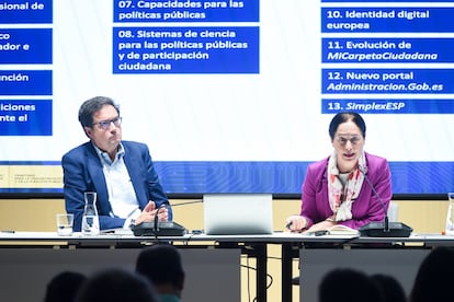 El ministro para la Transformación Digital y de la Función Pública, Óscar López, y la secretaria de Estado de Función Pública, Clara Mapelli, este lunes en el ministerio.