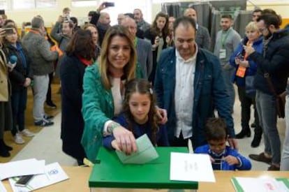 Susana Diaz vota junto a su familia en el Colegio Alfares de Sevilla.