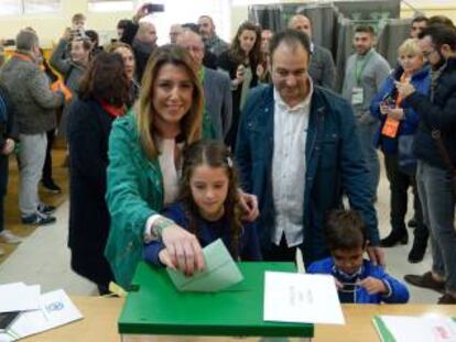 Susana Diaz vota junto a su familia en el Colegio Alfares de Sevilla.