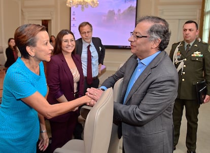 El presidente colombiano Gustavo Petro (derecha) durante un evento en la Casa de Nariño, en Bogotá