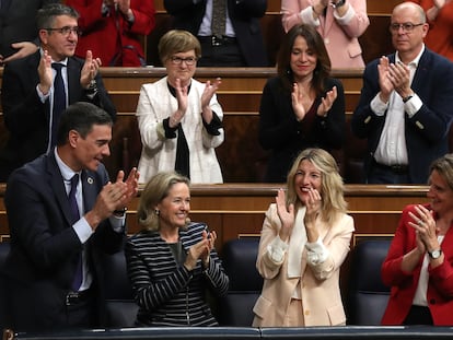 El presidente del Gobierno, Pedro Sánchez (izquierda), aplaude junto a sus vicepresidentas Nadia Calviño (a su lado), Yolanda Díaz, y Teresa Ribera (a la derecha), tras ser rechazada la moción de censura que impulsaba Vox, con Ramón Tamames de candidato.