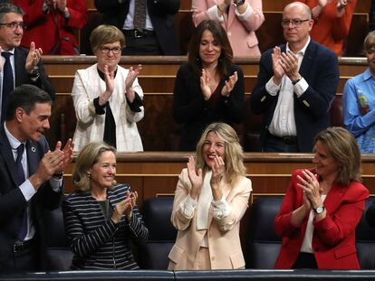 El presidente del Gobierno, Pedro Sánchez (izquierda), aplaude junto a sus vicepresidentas Nadia Calviño (a su lado), Yolanda Díaz, y Teresa Ribera (a la derecha), tras ser rechazada la moción de censura que impulsaba Vox, con Ramón Tamames de candidato.