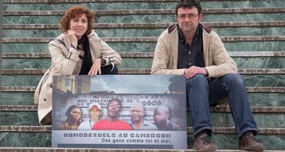 Carmen Fern&aacute;ndez y Manuel Berlanga con el cartel del documental, en Granada.