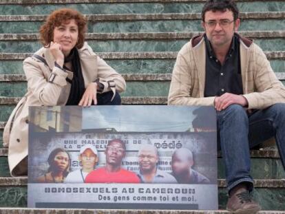 Carmen Fernández y Manuel Berlanga con el cartel del documental, en Granada.