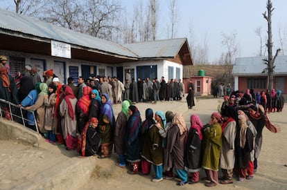 Votantes de Cachemira hacen cola en un colegio electoral en Devsar al sur de Srinagar.