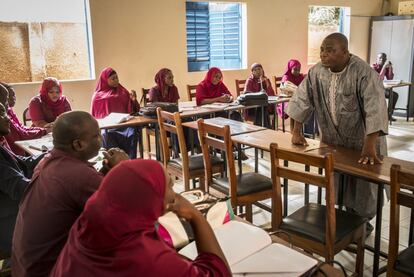 Salissou Mahaman, de 48 años, imparte una clase sobre el sistema digestivo en el máster de Nutrición de Niamey. Tras ampliar su formación con un curso en Canadá, se ha convertido en uno de los coordinadores del Instituto de Salud Pública de la capital nigerina. Su sueño es hacer un doctorado. “Faltan profesores de calidad en Níger y quienes tienen las competencias suelen trabajar para organismos extranjeros”, asegura.