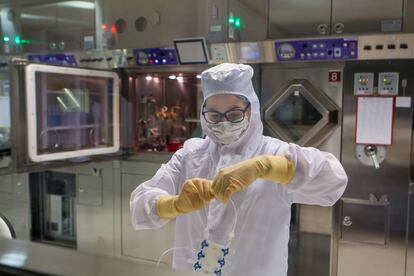 Jennifer Barranco, técnico del laboratorio PET de la Clínica Universitaria en Pamplona