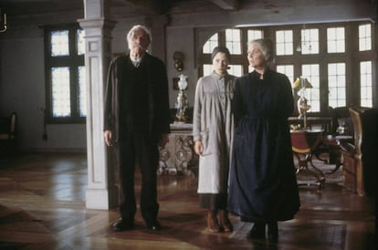 Eric Sykes, Elaine Cassidy y Fionnula Flanagan en una escena de 'Los otros'.