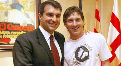 Messi estrecha la mano del presidente del F.C. Barcelona, Joan Laporta, en 2005, tras firmar la renovación hasta el 2014.
