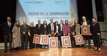 Foto de familia con todos los galardonados en la 30ª edición del Premio de la Comunicación de la APS. / APS