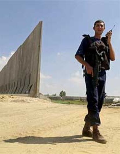 Un soldado israelí custodia el muro en construcción que aislará a los palestinos.