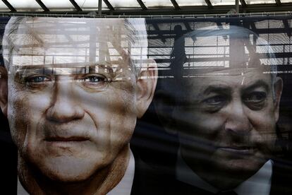 Cartel con las caras del ministro israelí Benny Gantz y del jefe de Gobierno, Benjamín Netanyahu, el pasado febrero en Tel Aviv.