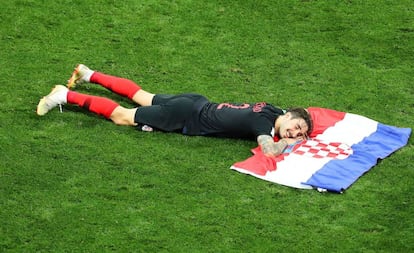 Sime Vrsaljko, com a bandeira da Croácia após a classificação para a final.