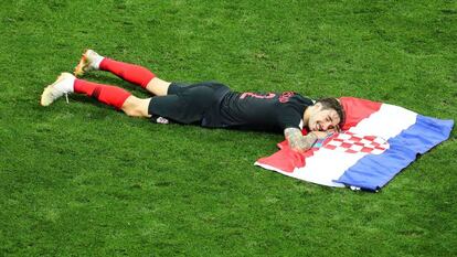 Sime Vrsaljko, com a bandeira da Croácia após a classificação para a final.
