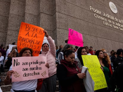 Trabajadores del Poder Judicial protestan en contra de la eliminación de los fideicomisos, en Ciudad de México, el pasado 19 de octubre.