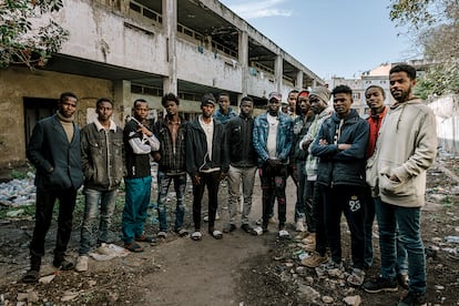 Uno de los grupos que vive hacinado en la escuela del barrio de Oulad Ziyane de Casablanca. Más de 500 migrantes y refugiados viven hacinados, sin luz ni agua, en un colegio de educación primaria abandonado.