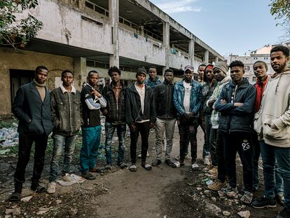 Uno de los grupos que vive hacinado en la escuela del barrio de Oulad Ziyane de Casablanca. Más de 500 migrantes y refugiados viven hacinados, sin luz ni agua, en un colegio de educación primaria abandonado.