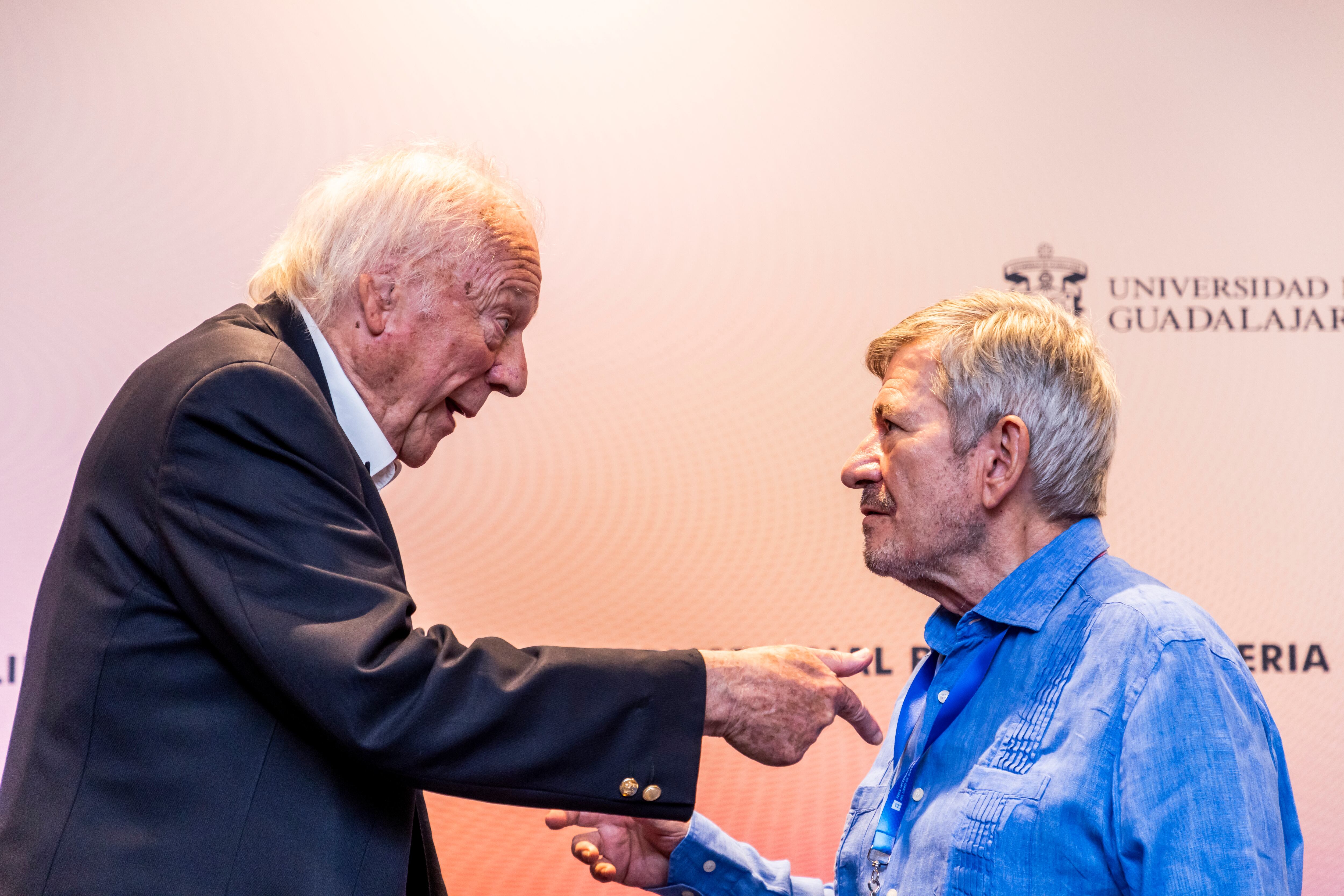  Alan Riding y Enrique Barón Crespo al término de la mesa. 