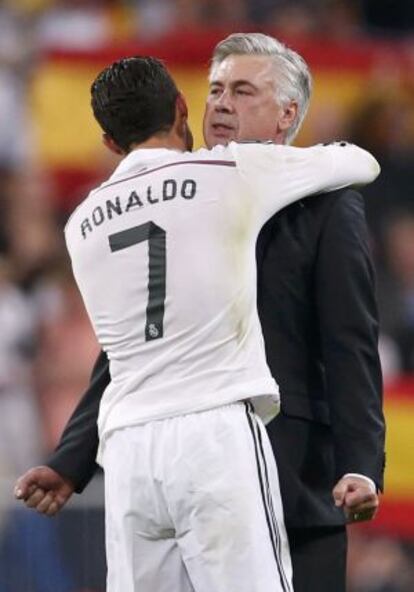 Cristiano abraza a Ancelotti, tras ganar al Barça