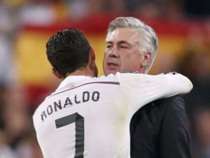 Cristiano abraza a Ancelotti, tras ganar al Barça