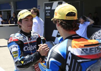 Alex Rins saluda a Maverick Viñales.