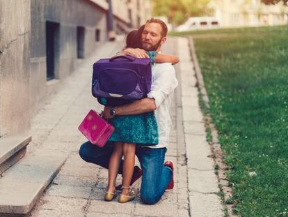Un padre preocupado porque su hija empiece el colegio.